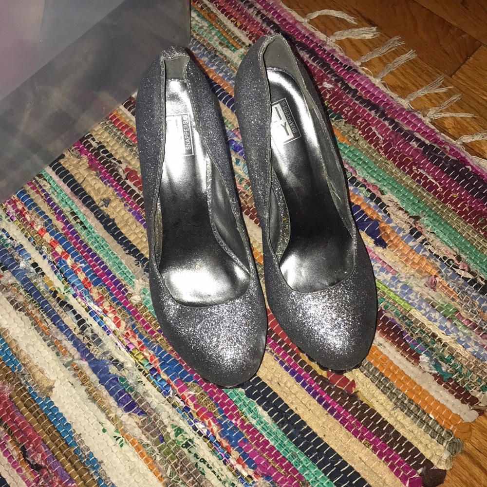 Silver platform pumps